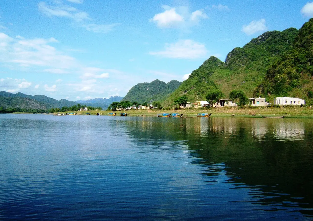 แม่น้ำซอนและภูเขาหินปูนระหว่างทางไปถ้ำฟองญา ภาพจาก Wikimedia Commons ผู้ถ่าย BacLuong สัญญา CC BY-SA 4.0