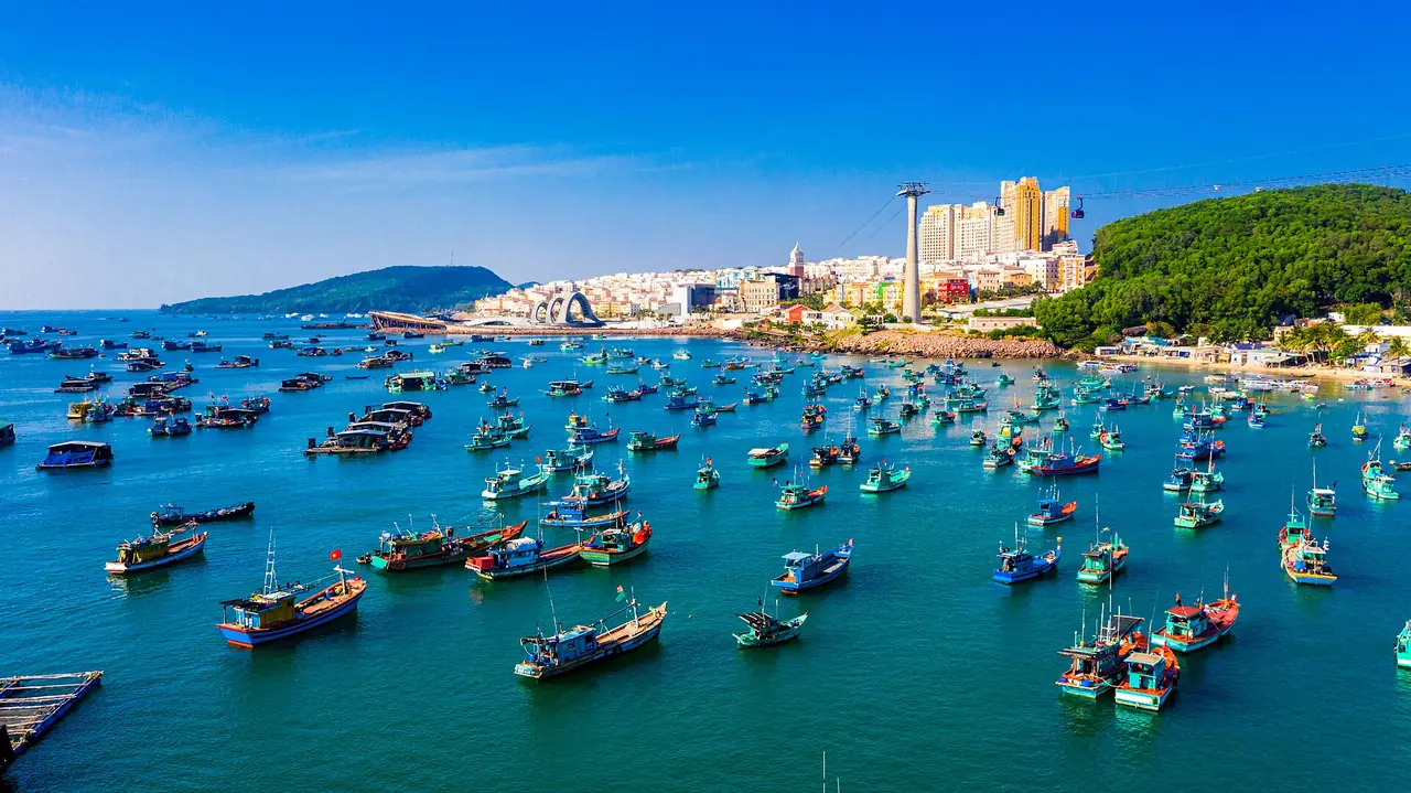 ท่าเรือประมงอานเทย ทางใต้ของฟู้โกว๊ก มีเรือประมงหลากสีจอดเต็มอ่าว ภาพจาก Wikimedia Commons ผู้ถ่าย Vivu Vietnam สัญญา CC BY-SA 4.0