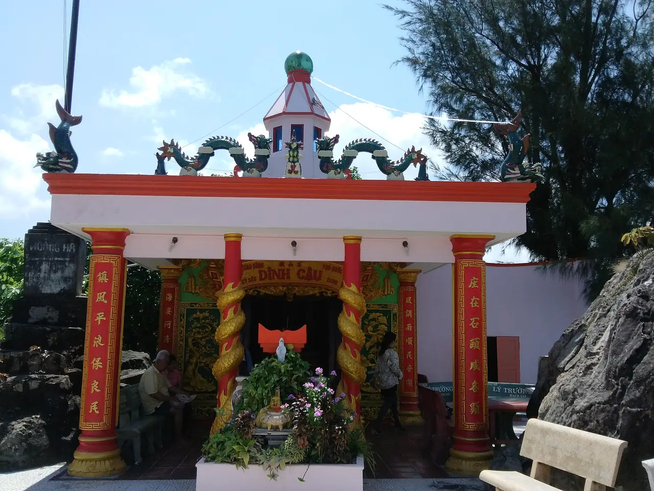 ศาลเจ้าดิญเกิ่ว (Dinh Cau) บนโขดหินริมทะเลในเดืองดง ภาพจาก Wikimedia Commons ผู้ถ่าย Hoangvantoanajc สัญญา CC BY-SA 3.0
