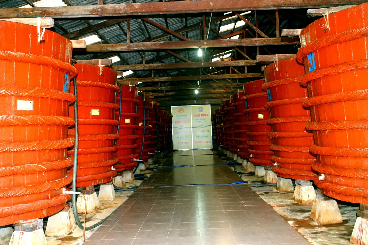 ถังไม้หมักน้ำปลาในโรงงานบนเกาะฟู้โกว๊ก ภาพจาก Wikimedia Commons ผู้ถ่าย Frank Fox สัญญา CC BY-SA 4.0