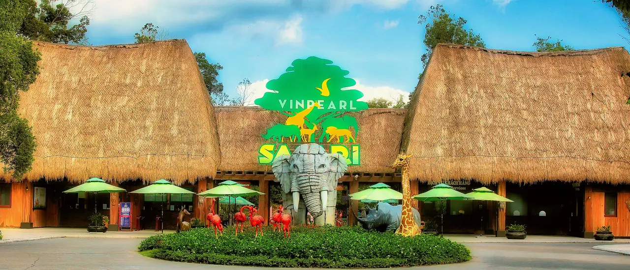 ประตูทางเข้า Vinpearl Safari ฟู้โกว๊ก หลังคามุงหญ้าและรูปปั้นช้าง ภาพจาก Wikimedia Commons ผู้ถ่าย Khoitran1957 สัญญา CC BY-SA 4.0