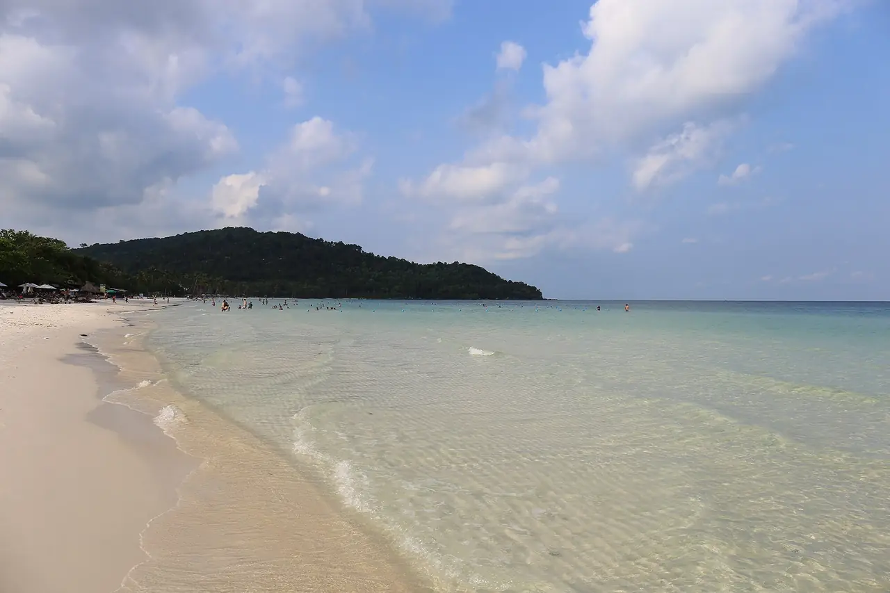 หาดซาว (Bai Sao) ทรายขาวน้ำใส ฝั่งตะวันออกเฉียงใต้ของฟู้โกว๊ก ภาพจาก Wikimedia Commons ผู้ถ่าย Vnecofriendly สัญญา CC BY-SA 4.0