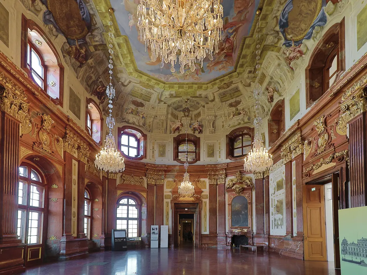 ห้อง Marble Hall ใน Upper Belvedere เพดานภาพวาดและโคมระย้า ภาพจาก Wikimedia Commons ผู้ถ่าย C.Stadler/Bwag สัญญา CC BY-SA 4.0