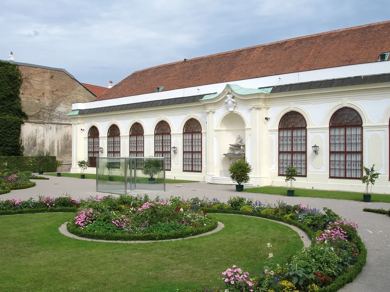Orangery ของเบลเวเดียร์ มองจากสวนกำมะหยี่ (Kammergarten) ภาพจาก Wikimedia Commons ผู้ถ่าย Belvedere Wien สัญญา CC BY-SA 3.0 at
