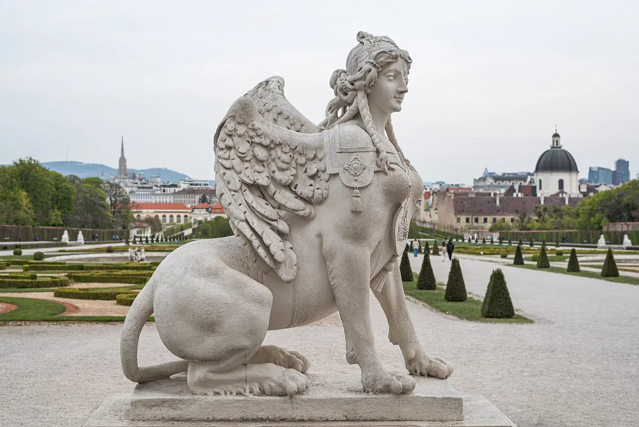 ประติมากรรมสฟิงซ์ในสวนเบลเวเดียร์ เห็นเมืองเวียนนาด้านหลัง ภาพจาก Wikimedia Commons ผู้ถ่าย Flocci Nivis สัญญา CC BY-SA 4.0 (ถ่ายเมษายน 2569)