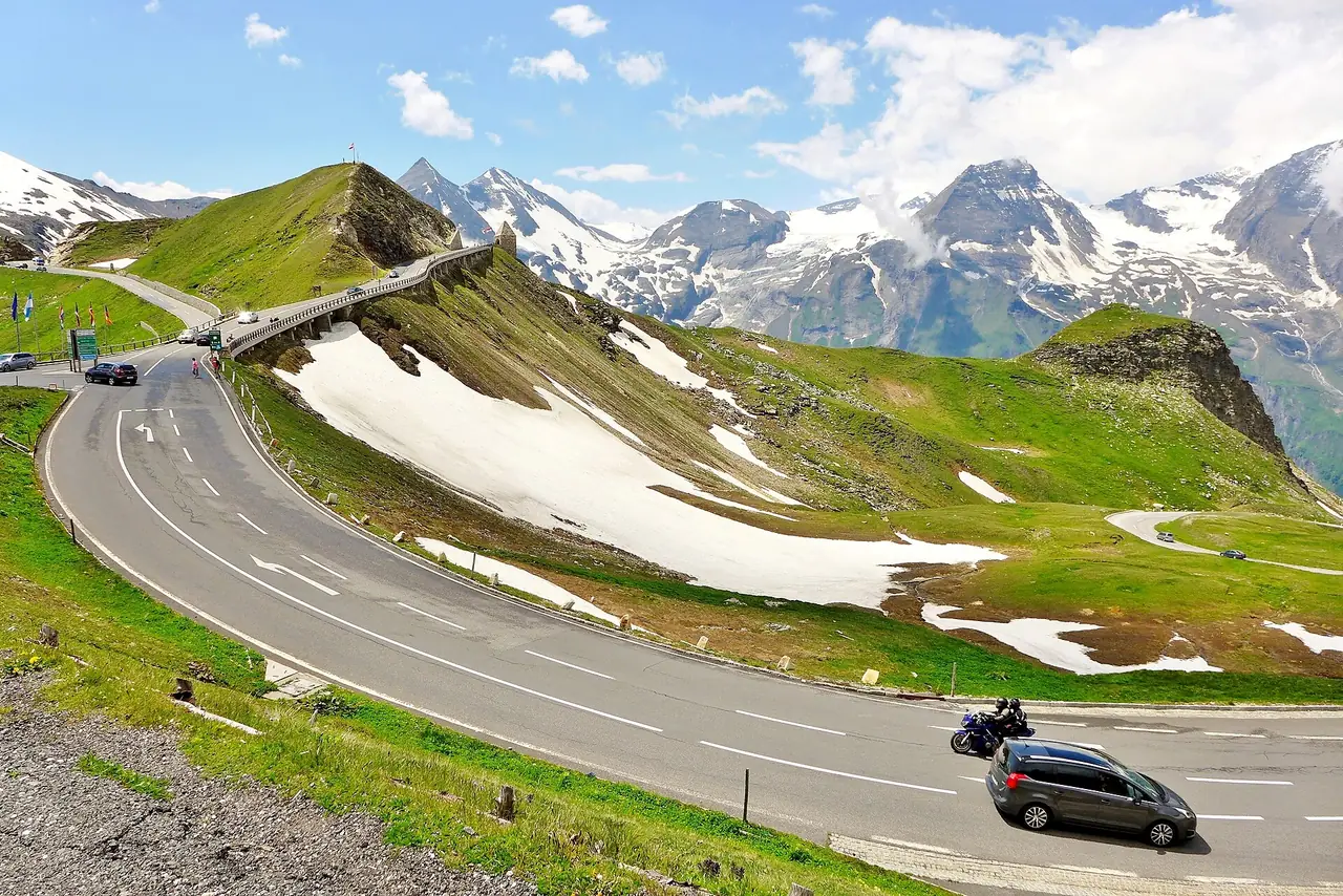 ทางโค้งบนด้านเหนือของถนน Grossglockner ใกล้ช่องเขา Fuscher Törl ภาพจาก Wikimedia Commons ผู้ถ่าย Bahnfrend สัญญา CC BY-SA 4.0 (ภาพถ่ายปี 2557 ฤดูร้อน)