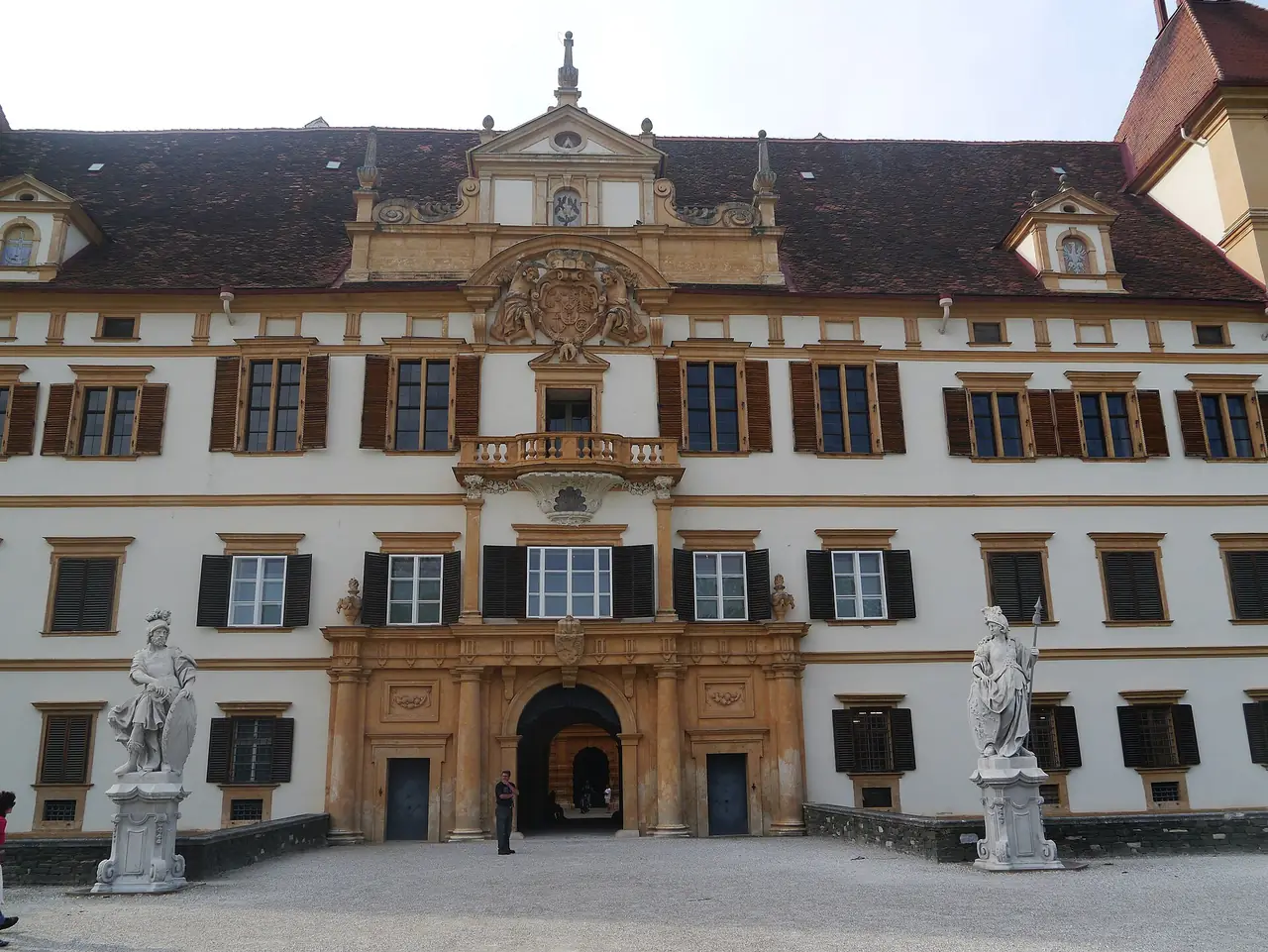 ด้านหน้าปราสาท Eggenberg กราซ ภาพจาก Wikimedia Commons ผู้ถ่าย Zairon สัญญา CC BY-SA 3.0