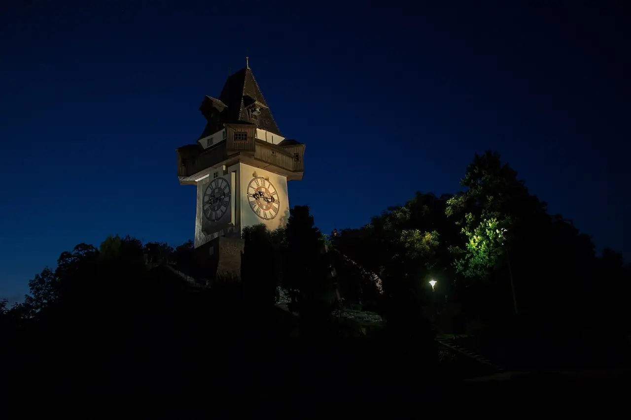 หอนาฬิกา Uhrturm บนเนิน Schlossberg ยามค่ำ ภาพจาก Wikimedia Commons ผู้ถ่าย Andreas E. Neuhold สัญญา CC BY-SA 3.0 at