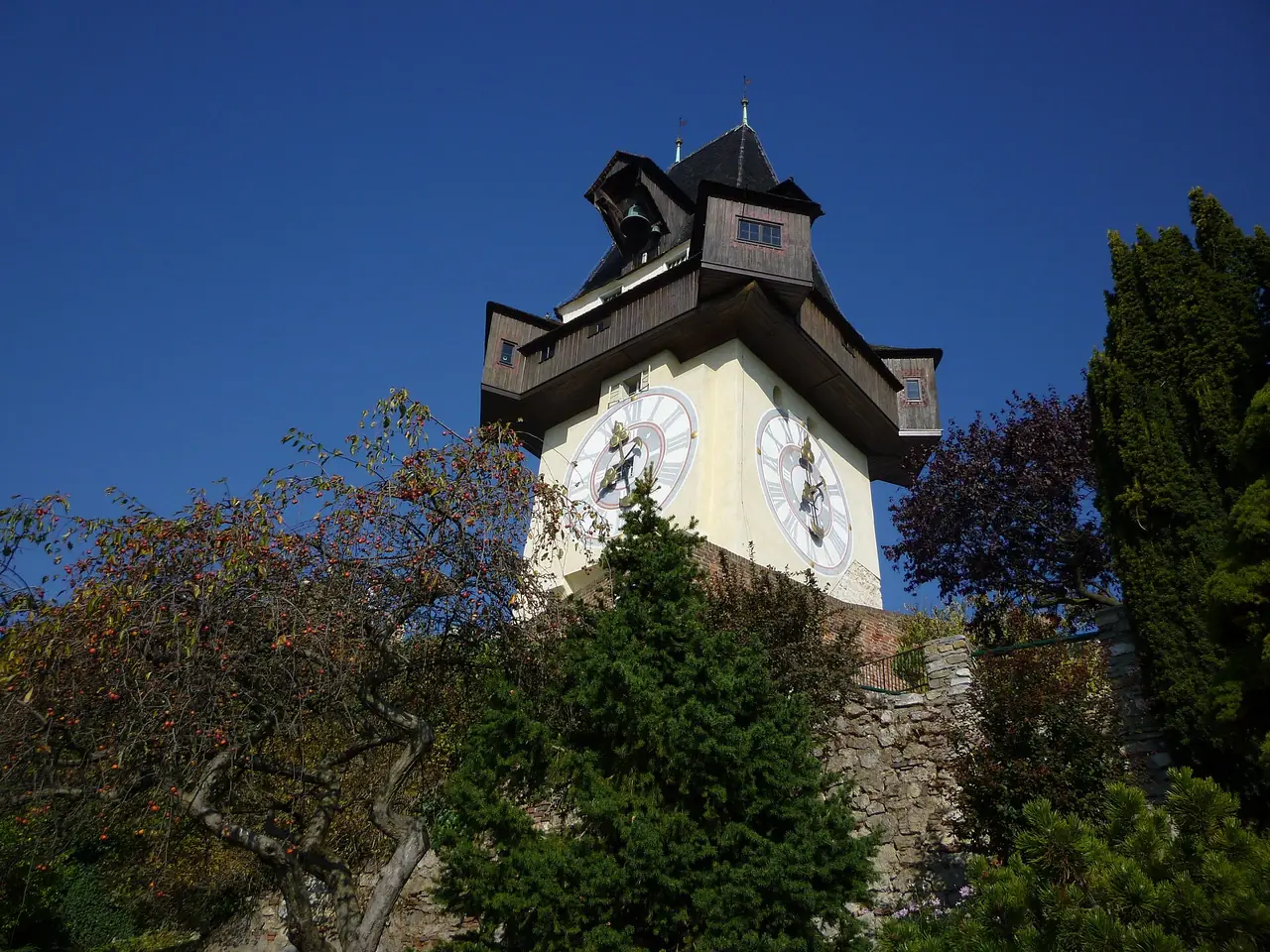 หอนาฬิกา Uhrturm บน Schlossberg ในกราซ ภาพจาก Wikimedia Commons ผู้ถ่าย Uoaei1 สัญญา CC BY-SA 3.0 at