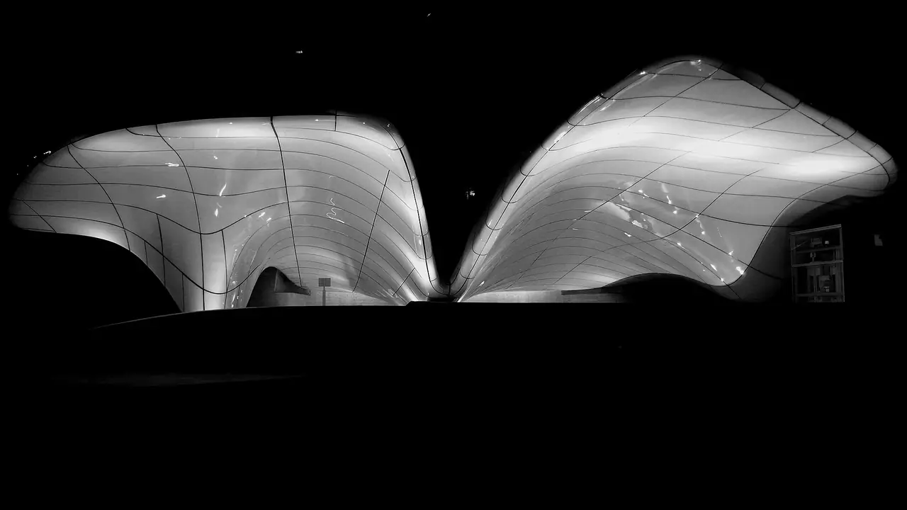 หลังคาของสถานี Hungerburgbahn ที่ออกแบบโดย Zaha Hadid ถ่ายตอนมืดจึงเห็นเป็นเงาสีขาวบนพื้นดำ ภาพจาก Wikimedia Commons ผู้ถ่าย Ottocarotto สัญญา CC BY-SA 3.0