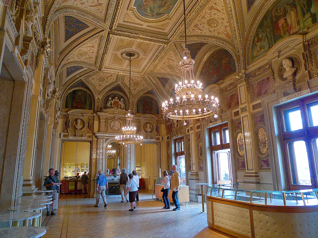 ห้อง Schwindfoyer ชั้นบนเหนือทางเข้าหลัก ภาพจาก Wikimedia Commons ผู้ถ่าย Thomas Ledl สัญญา CC BY-SA 3.0