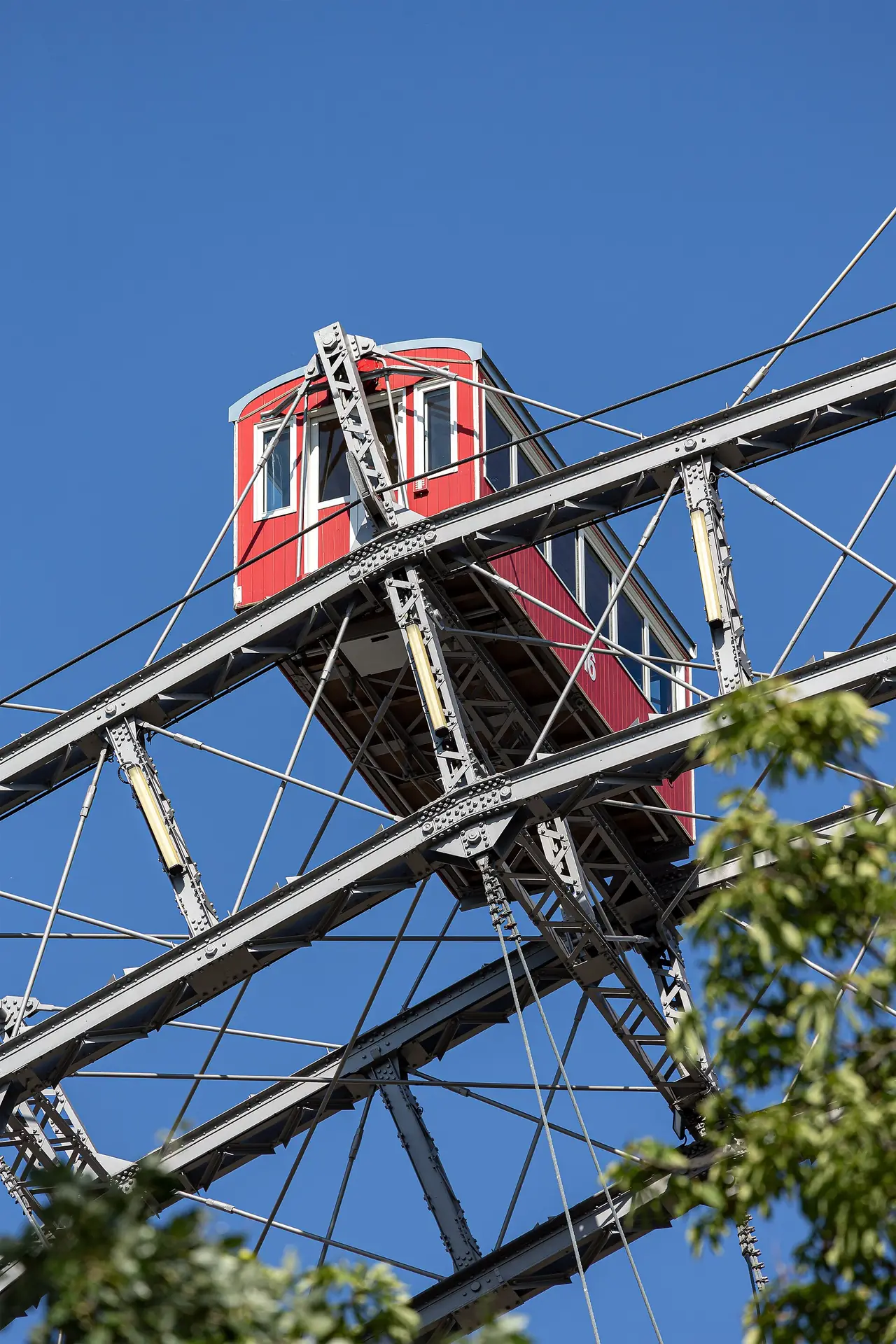 ตู้สีแดงของ Riesenrad บนโครงล้อ ภาพจาก Wikimedia Commons ผู้ถ่าย Manfred Werner (Tsui) สัญญา CC BY-SA 4.0 (ถ่ายกรกฎาคม 2563)
