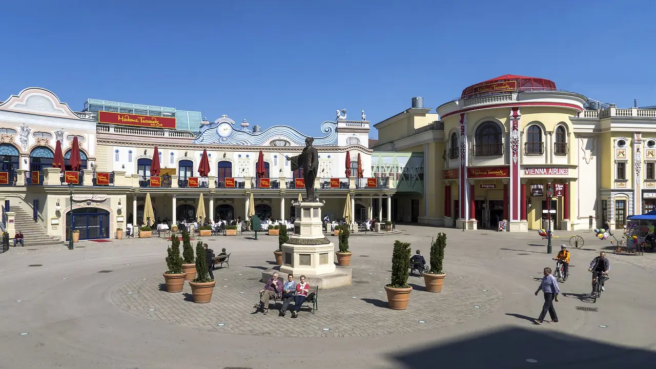 ลาน Riesenradplatz ในพื้นที่ Wurstelprater ภาพจาก Wikimedia Commons ผู้ถ่าย Gugerell สัญญา CC0