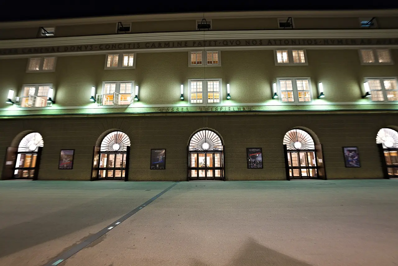 ด้านหน้า Großes Festspielhaus ยามค่ำ ภาพจาก Wikimedia Commons ผู้ถ่าย Leonhard Lenz สัญญา CC0 (ถ่ายกันยายน 2566)