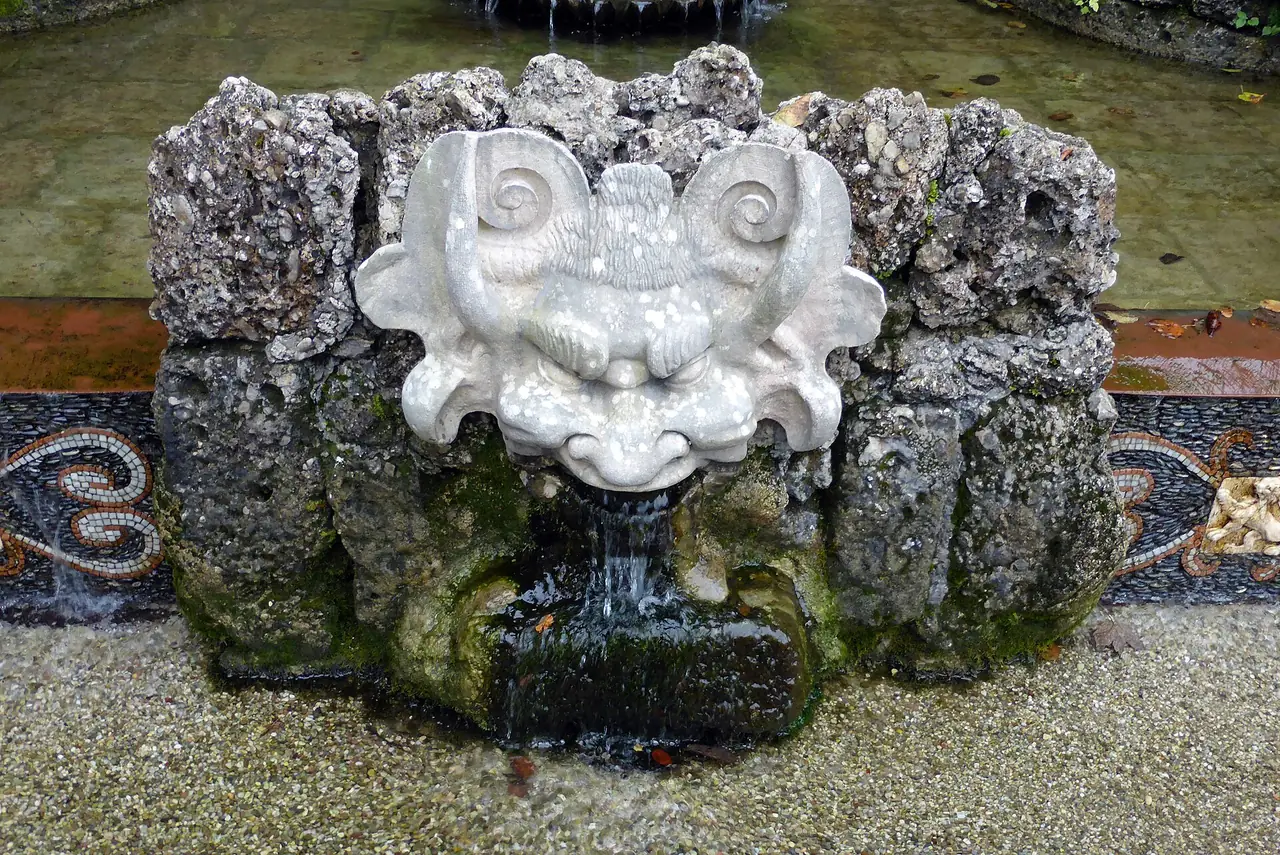 หน้ากากหินพ่นน้ำในซอกหนึ่งของน้ำพุกลที่ Hellbrunn (ชื่อไฟล์ระบุเป็นซอกหมูป่า) ภาพจาก Wikimedia Commons ผู้ถ่าย 1971markus สัญญา CC BY-SA 4.0