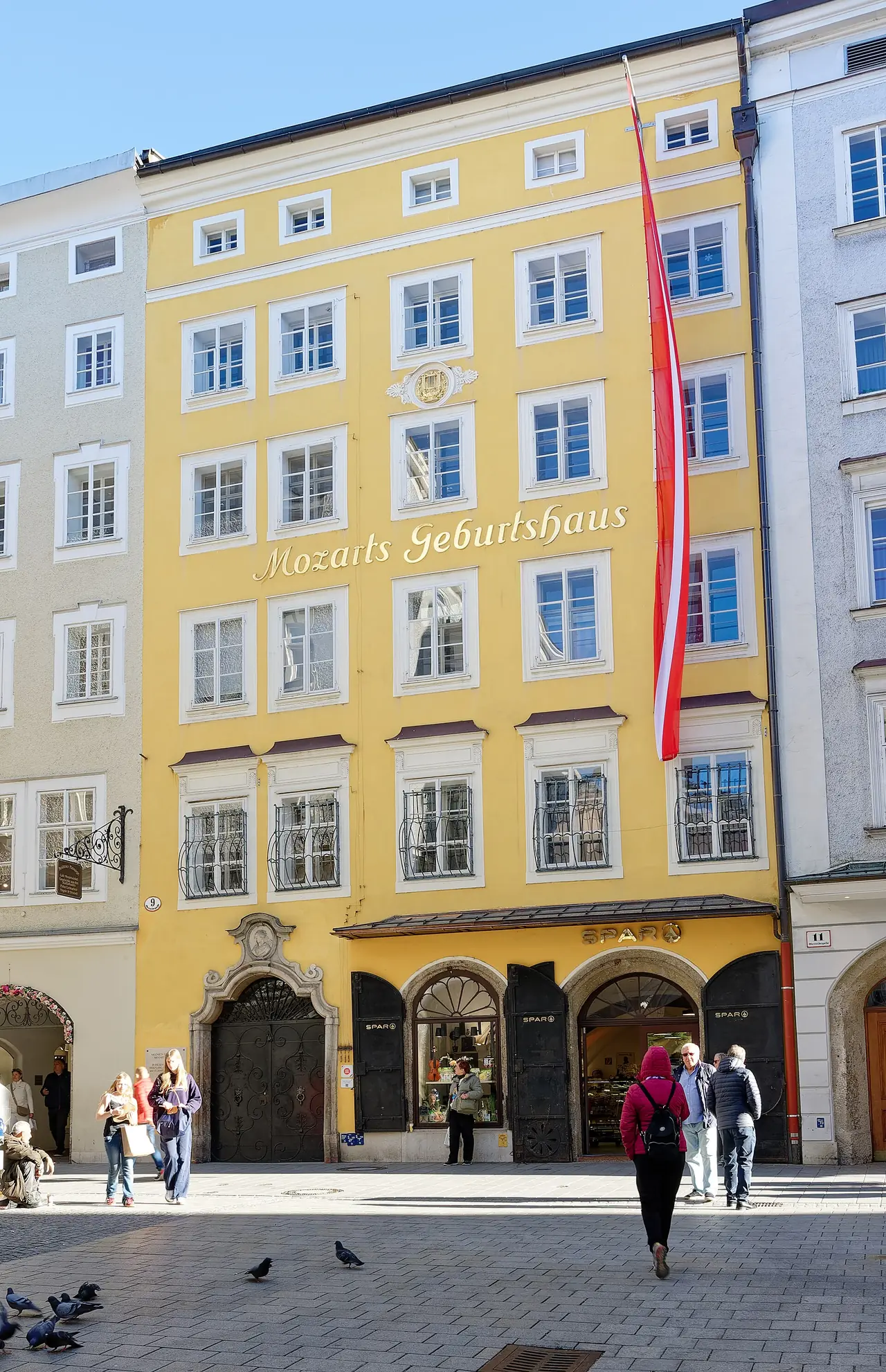 บ้านเกิดโมสาร์ทเลขที่ 9 ถนน Getreidegasse อาคารสีเหลือง ภาพจาก Wikimedia Commons ผู้ถ่าย Jakub Hałun สัญญา CC BY 4.0 (ถ่ายเมษายน 2569)
