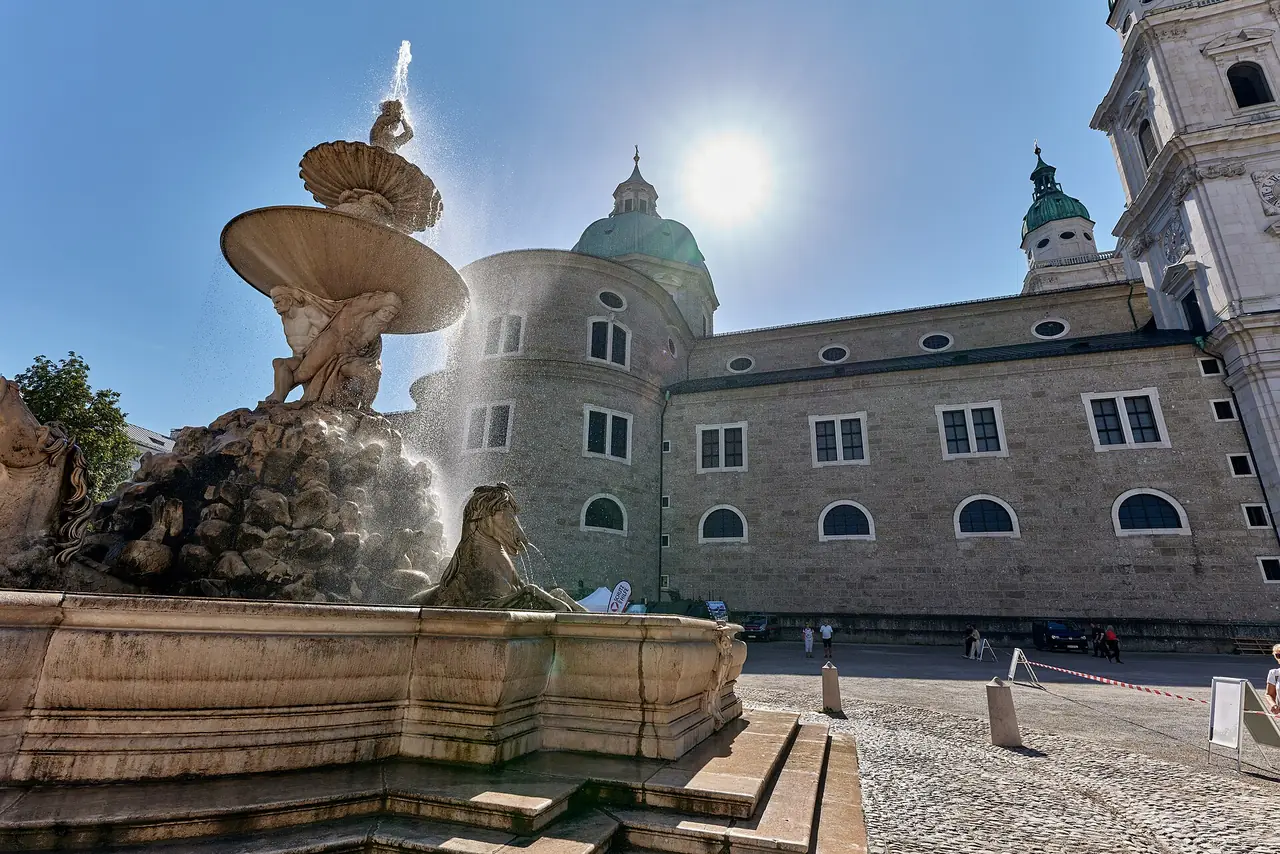 น้ำพุ Residenzbrunnen กับอาคาร Residenz บนลาน Residenzplatz ภาพจาก Wikimedia Commons ผู้ถ่าย Leonhard Lenz สัญญา CC0 (ถ่ายกันยายน 2566)
