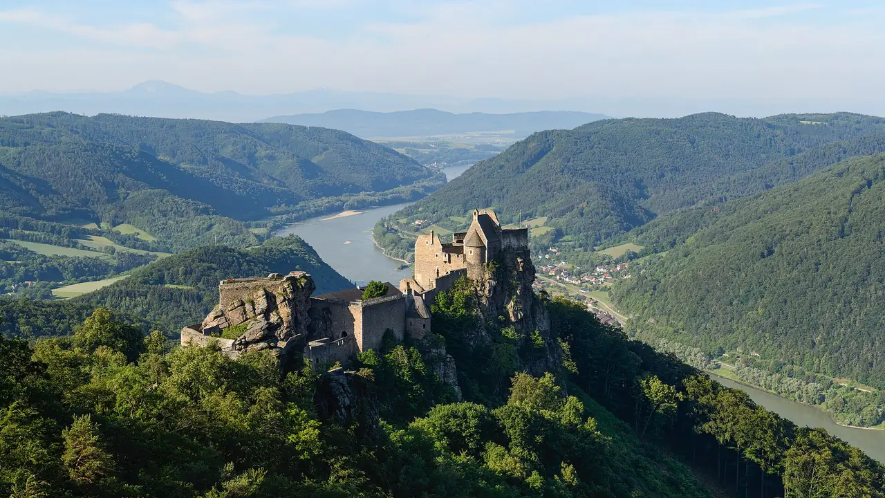 ซากปราสาท Aggstein บนเนินหินเหนือแม่น้ำดานูบ ภาพจาก Wikimedia Commons ผู้ถ่าย Uoaei1 สัญญา CC BY-SA 4.0 (ภาพถ่ายพฤษภาคม 2561)
