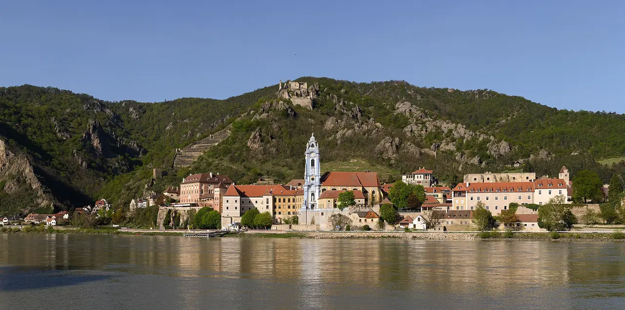 เมือง Dürnstein ริมแม่น้ำดานูบ เห็นหอคอยสีน้ำเงินของอาราม ภาพจาก Wikimedia Commons ผู้ถ่าย Uoaei1 สัญญา CC BY-SA 4.0