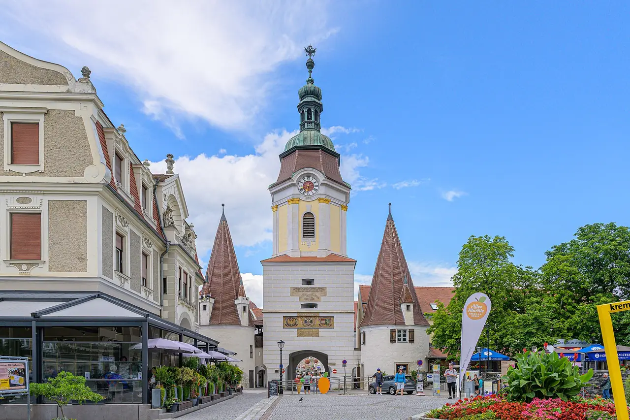 ประตูเมือง Steiner Tor ในเมือง Krems an der Donau ภาพจาก Wikimedia Commons ผู้ถ่าย Isiwal สัญญา CC BY-SA 4.0