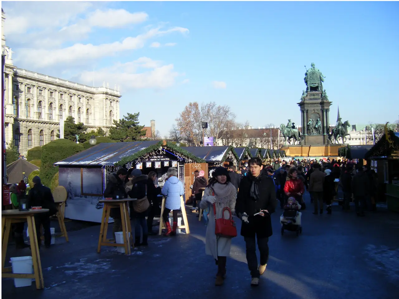 ตลาดที่ Maria-Theresien-Platz ภาพจาก Wikimedia Commons ผู้ถ่าย János Korom Dr. สัญญา CC BY-SA 2.0 (ถ่ายปี 2555 เป็นภาพเก่า ปีนี้ตลาดใช้แนวคิดใหม่ตามเว็บ)