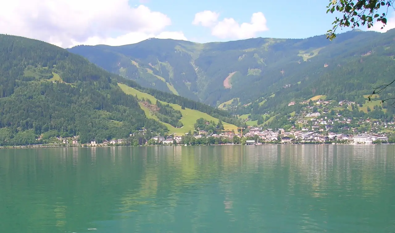 ตัวเมือง Zell am See ริมทะเลสาบ Zell เห็นภูเขา Schmittenhöhe ด้านหลัง ภาพจาก Wikimedia Commons ผู้ถ่าย touch.and.go สัญญา CC BY-SA 3.0