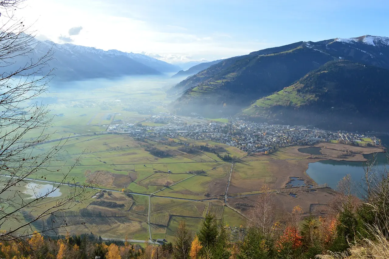 มุมสูงมองเมือง Zell am See และพื้นที่อนุรักษ์ทะเลสาบในฤดูใบไม้ร่วง ภาพจาก Wikimedia Commons ผู้ถ่าย Wald1siedel สัญญา CC BY-SA 4.0