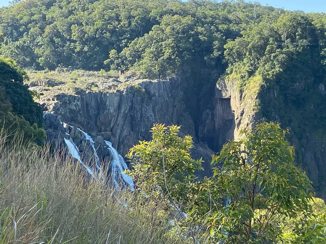 น้ำตก Barron Falls มองจากจุดชมวิวของ Kuranda Scenic Railway ภาพจาก Wikimedia Commons ผู้ถ่าย JustARandomEditor123 สัญญา CC BY-SA 4.0 ถ่ายช่วงน้ำน้อย
