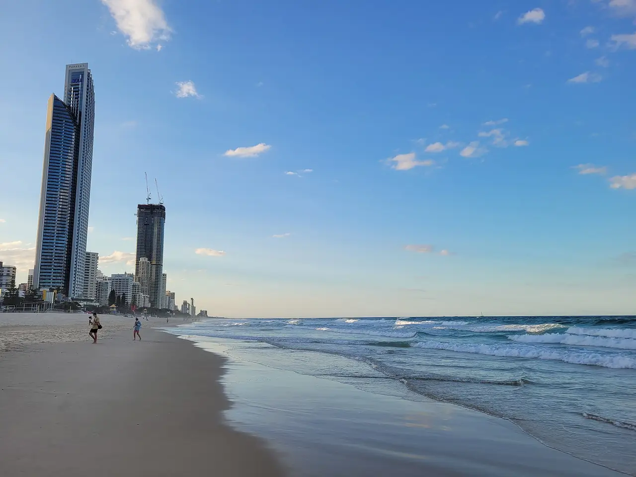 ชายหาด Surfers Paradise มองไปทางตึก Q1 ภาพจาก Wikimedia Commons ผู้ถ่าย Misaochan2 สัญญา CC BY-SA 4.0