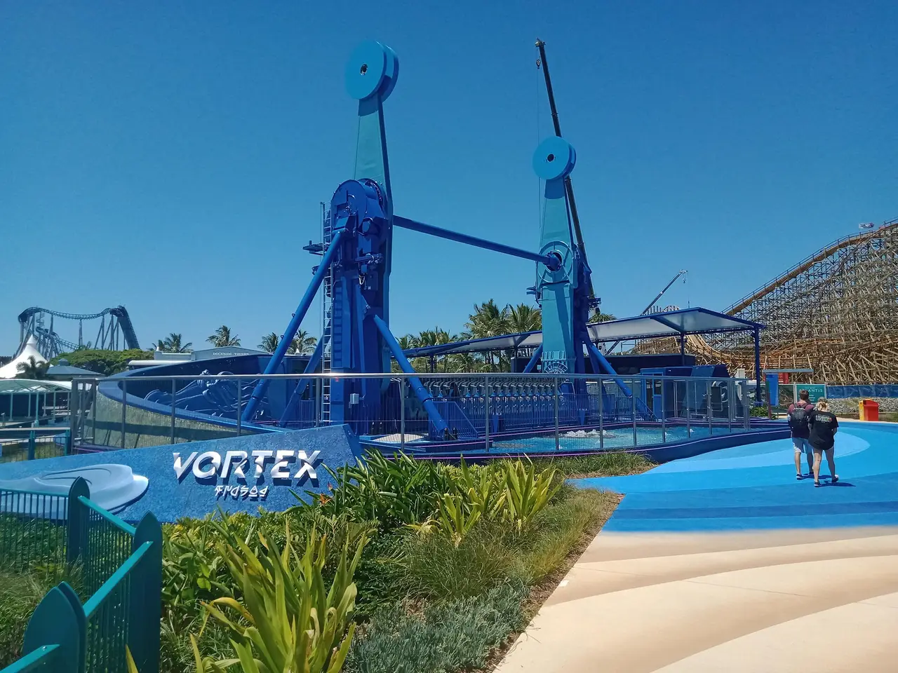 เครื่องเล่น Vortex ที่ Dreamworld โกลด์โคสต์ ภาพจาก Wikimedia Commons ผู้ถ่าย Owen Gigg สัญญา CC0 ไม่ระบุปี