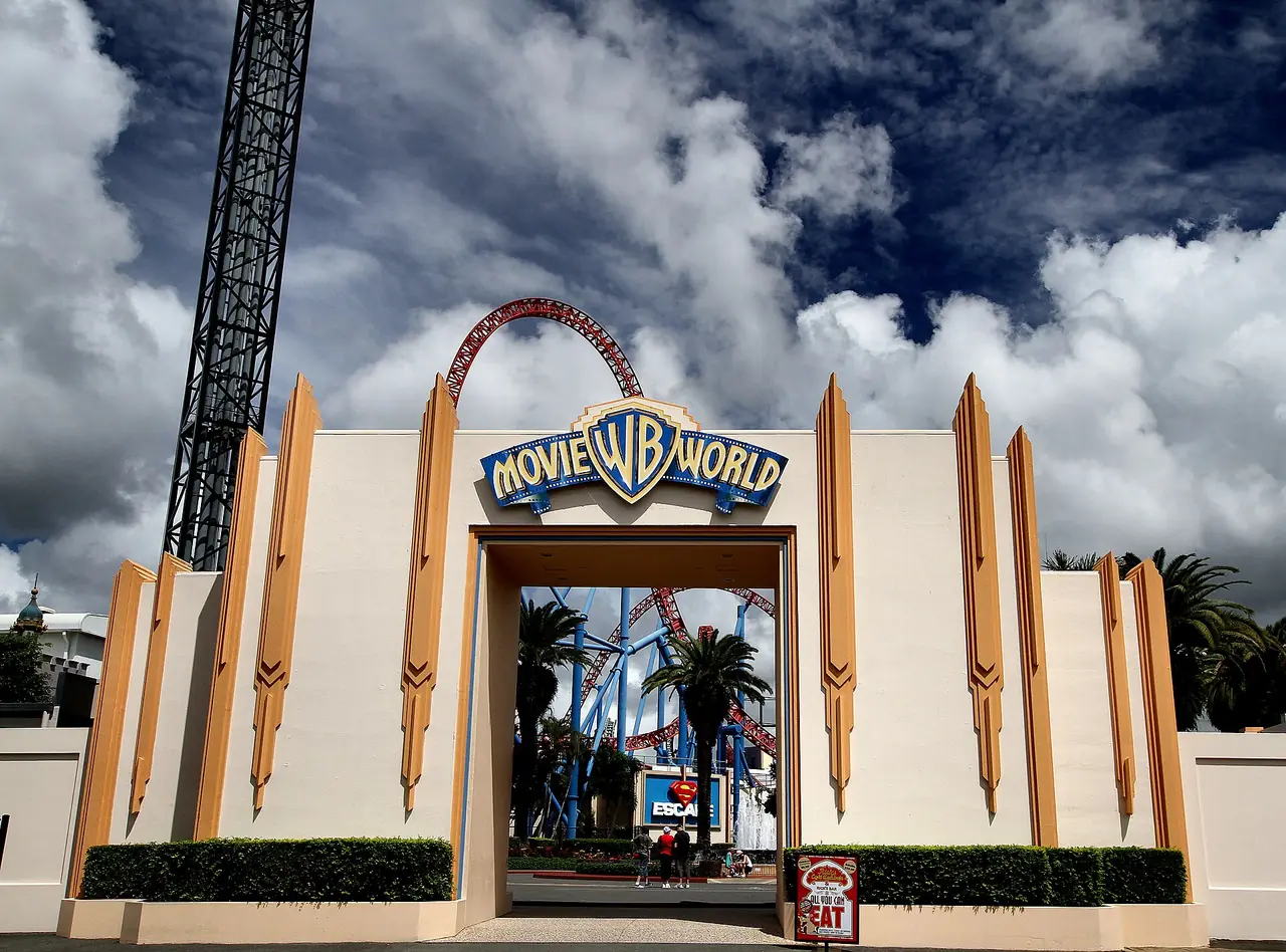ประตูทางเข้า Warner Bros. Movie World โกลด์โคสต์ ภาพจาก Wikimedia Commons ผู้ถ่าย Mohd Fazlin Mohd Effendy Ooi สัญญา CC BY 2.0