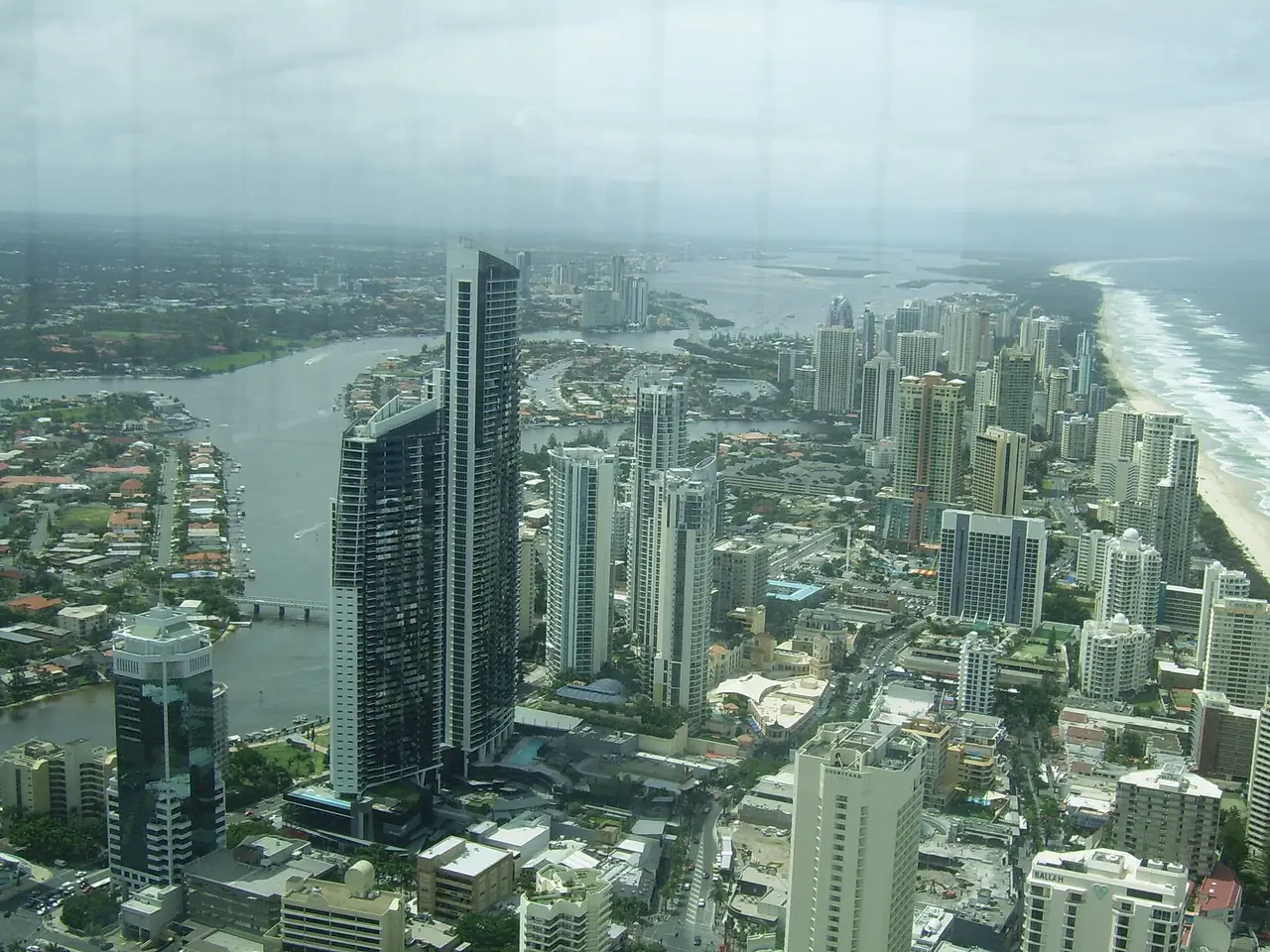 ทิวทัศน์ชายฝั่งและแม่น้ำมองลงจากตึก Q1 SkyPoint โกลด์โคสต์ ภาพจาก Wikimedia Commons ผู้ถ่าย Gaudoine สัญญา Public domain ไม่ระบุปี