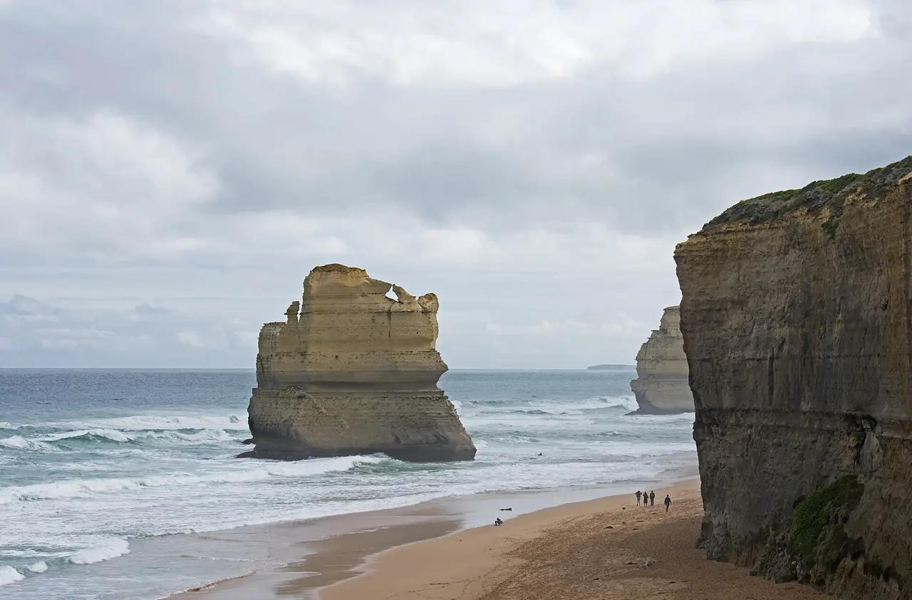 หินปูนหนึ่งในกลุ่ม Twelve Apostles มองจากจุดชมวิว Gibson Steps ที่ชายหาด Port Campbell National Park ภาพจาก Wikimedia Commons ผู้ถ่าย Ymblanter สัญญา CC BY-SA 4.0