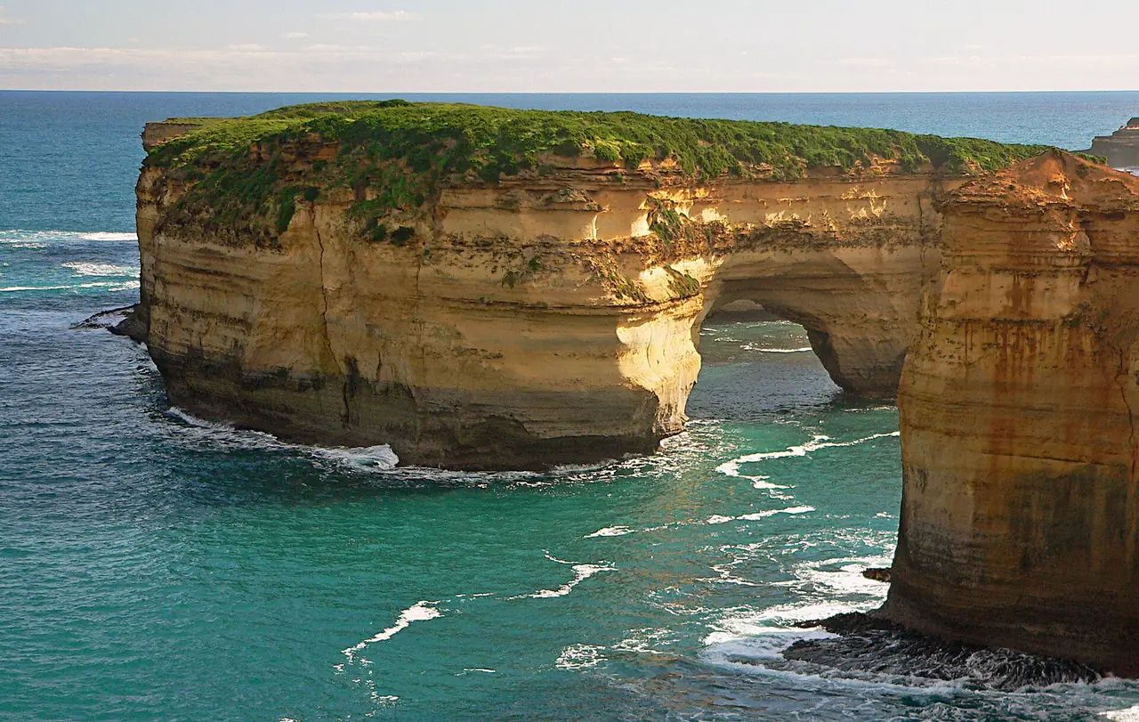 ซุ้มหินและหน้าผาที่ Loch Ard Gorge ใน Port Campbell National Park ภาพจาก Wikimedia Commons ผู้ถ่าย Bernard Spragg สัญญา CC0