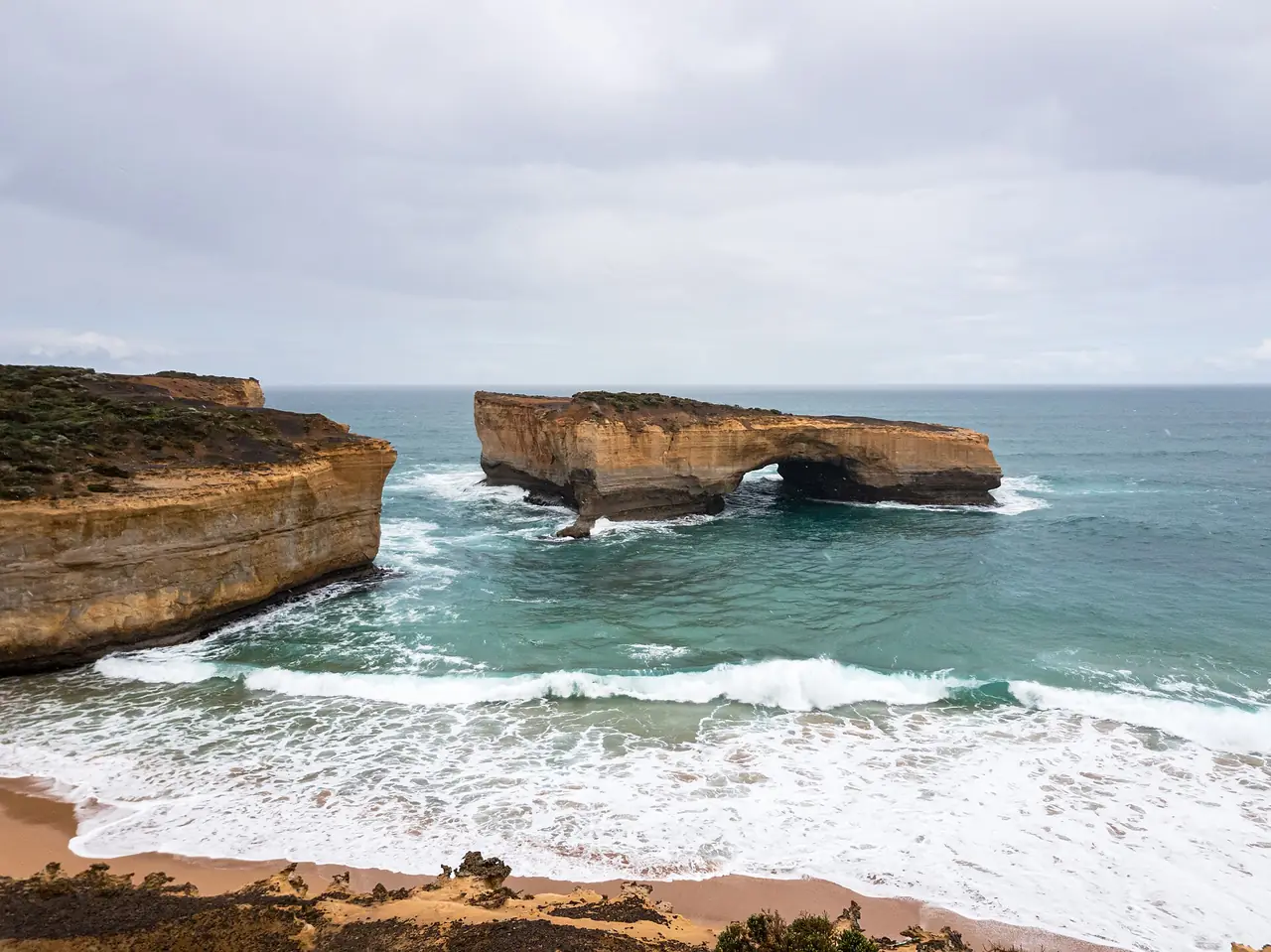 โขดหิน London Bridge ใน Port Campbell National Park ภาพจาก Wikimedia Commons ผู้ถ่าย Dietmar Rabich สัญญา CC BY-SA 4.0 ถ่ายปี 2019