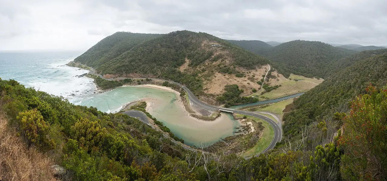 ถนน Great Ocean Road ที่เลียบชายฝั่งทางใต้ของ Lorne ตามคำบรรยายของผู้ถ่าย ภาพจาก Wikimedia Commons ผู้ถ่าย Diliff สัญญา CC BY-SA 3.0 ถ่ายปี 2012 ภาพเก่า