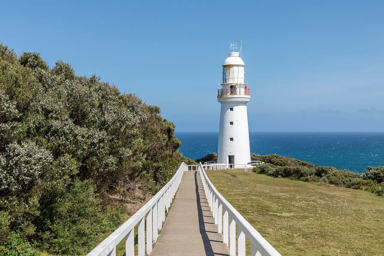 ประภาคาร Cape Otway พร้อมทางเดินไม้ที่ปลายแหลม ภาพจาก Wikimedia Commons ผู้ถ่าย Dietmar Rabich สัญญา CC BY-SA 4.0 ถ่ายปี 2019