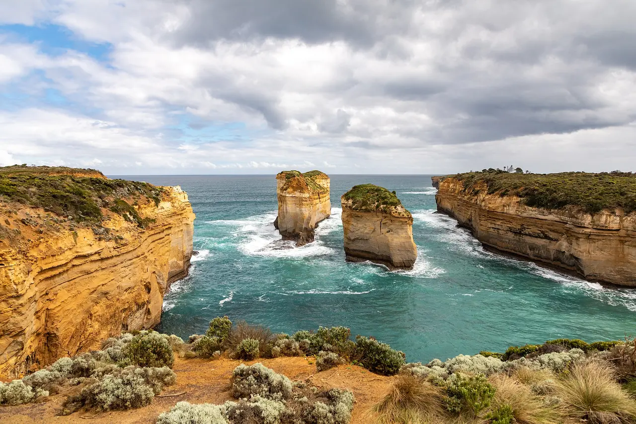 ชายฝั่งหินปูนและโขดหินใน Port Campbell National Park ภาพจาก Wikimedia Commons ผู้ถ่าย Dietmar Rabich สัญญา CC BY-SA 4.0 ถ่ายปี 2019