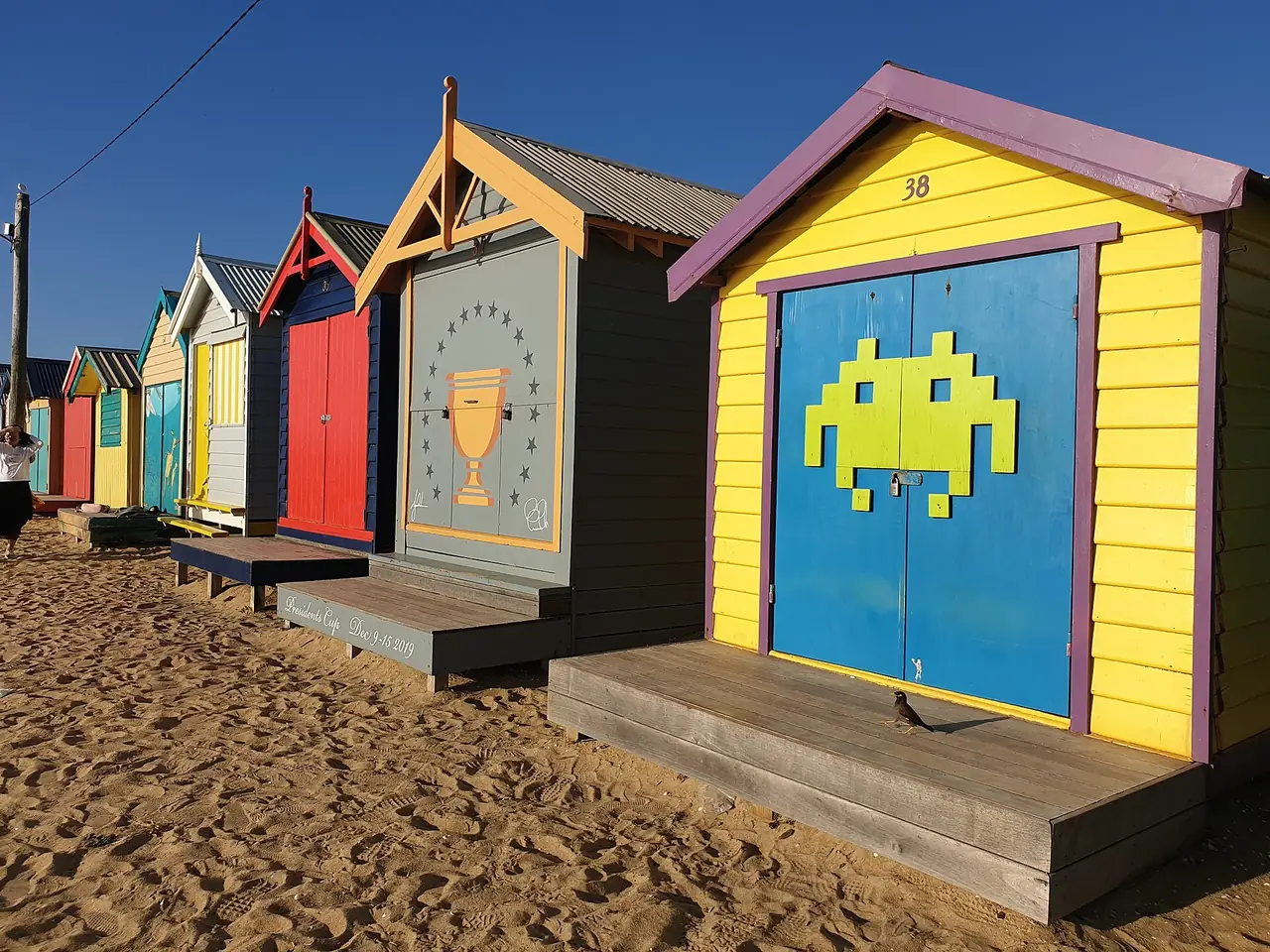 กระท่อมอาบน้ำสีสดเรียงบนหาด Brighton เมลเบิร์น ภาพจาก Wikimedia Commons ผู้ถ่าย Misaochan2 สัญญา CC BY-SA 4.0