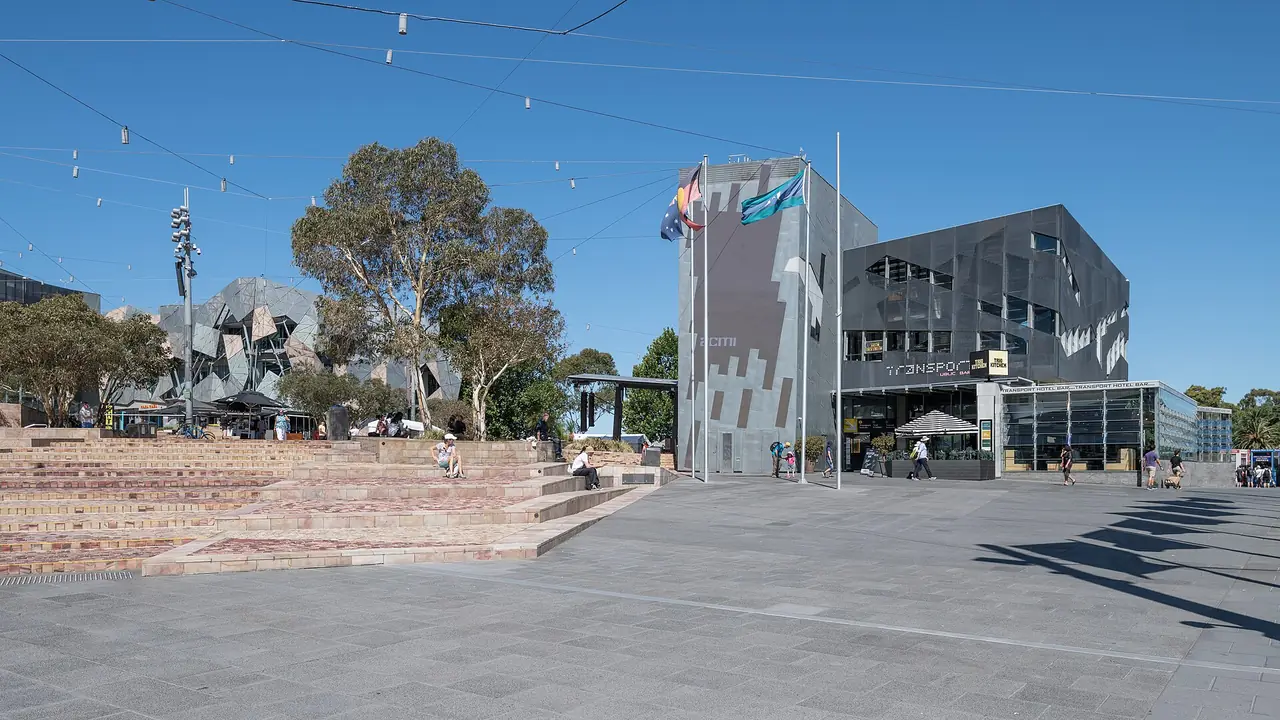 ลานกว้างของ Federation Square ใจกลางเมืองเมลเบิร์น ภาพจาก Wikimedia Commons ผู้ถ่าย DXR สัญญา CC BY-SA 4.0 ถ่ายปี 2023