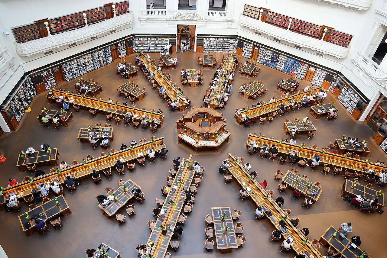 ห้องอ่านหนังสือ La Trobe Reading Room ของห้องสมุดรัฐ Victoria มองจากชั้นบน ภาพจาก Wikimedia Commons ผู้ถ่าย Bhullargraphic สัญญา CC BY-SA 4.0