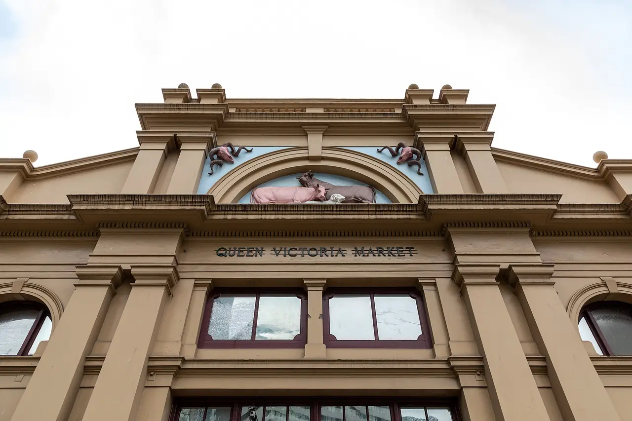 ด้านหน้าอาคารตลาด Queen Victoria Market ที่ใจกลางเมืองเมลเบิร์น ภาพจาก Wikimedia Commons ผู้ถ่าย Dietmar Rabich สัญญา CC BY-SA 4.0 ถ่ายปี 2019