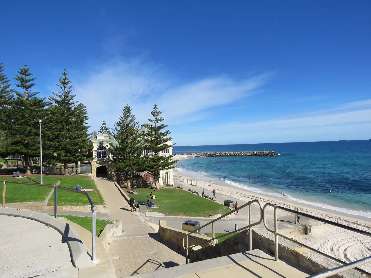 ชายหาด Cottesloe เพิร์ธ มองจากที่จอดรถทางเหนือ ภาพจาก Wikimedia Commons ผู้ถ่าย Calistemon สัญญา CC BY-SA 4.0 ถ่ายพฤษภาคม 2021