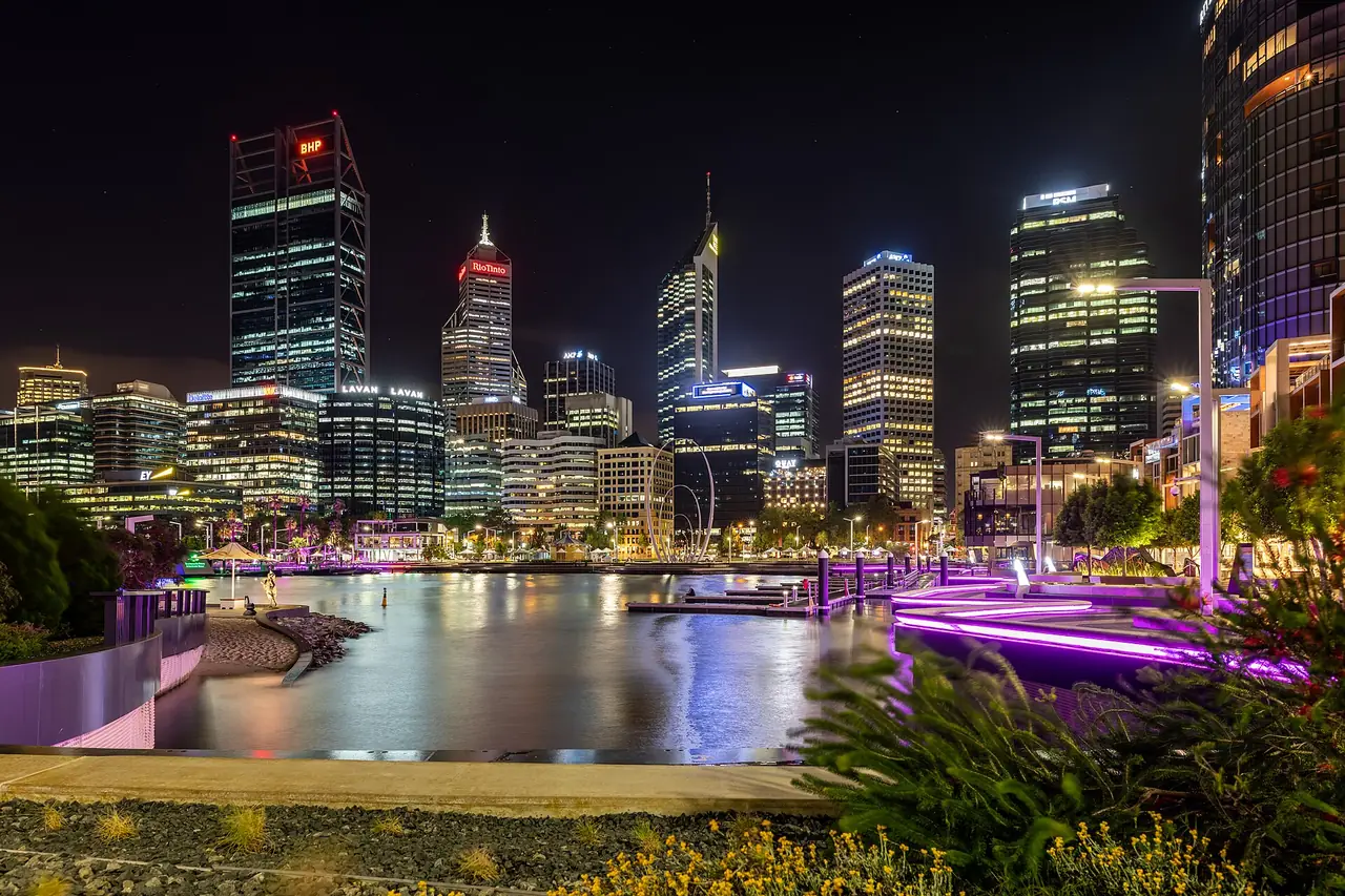 ริมน้ำ Elizabeth Quay ยามค่ำ เมืองเพิร์ธ ภาพจาก Wikimedia Commons ผู้ถ่าย Dietmar Rabich สัญญา CC BY-SA 4.0 ถ่ายปี 2019