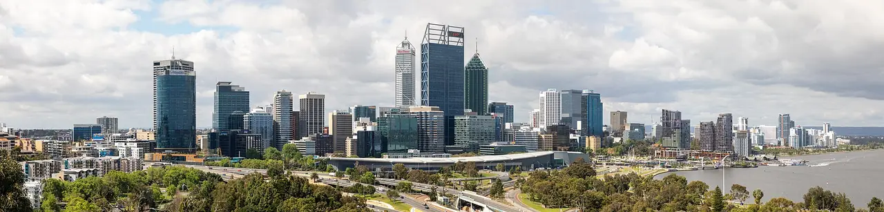 ใจกลางเมืองเพิร์ธมองจากเนิน Kings Park ภาพพาโนรามาจาก Wikimedia Commons ผู้ถ่าย Dietmar Rabich สัญญา CC BY-SA 4.0 ถ่ายปี 2019