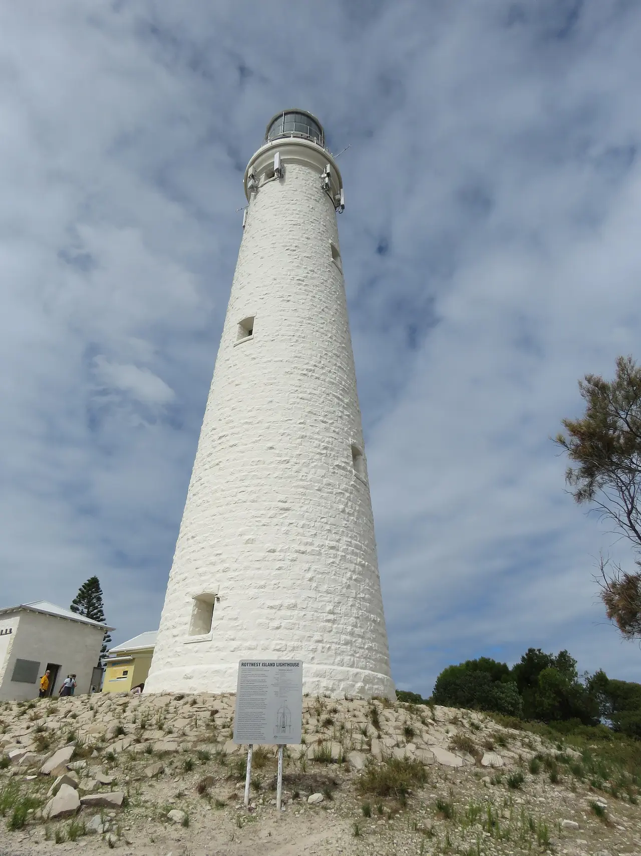 ประภาคาร Wadjemup บนเกาะ Rottnest ภาพจาก Wikimedia Commons ผู้ถ่าย Calistemon สัญญา CC BY-SA 4.0 ถ่ายเมษายน 2026
