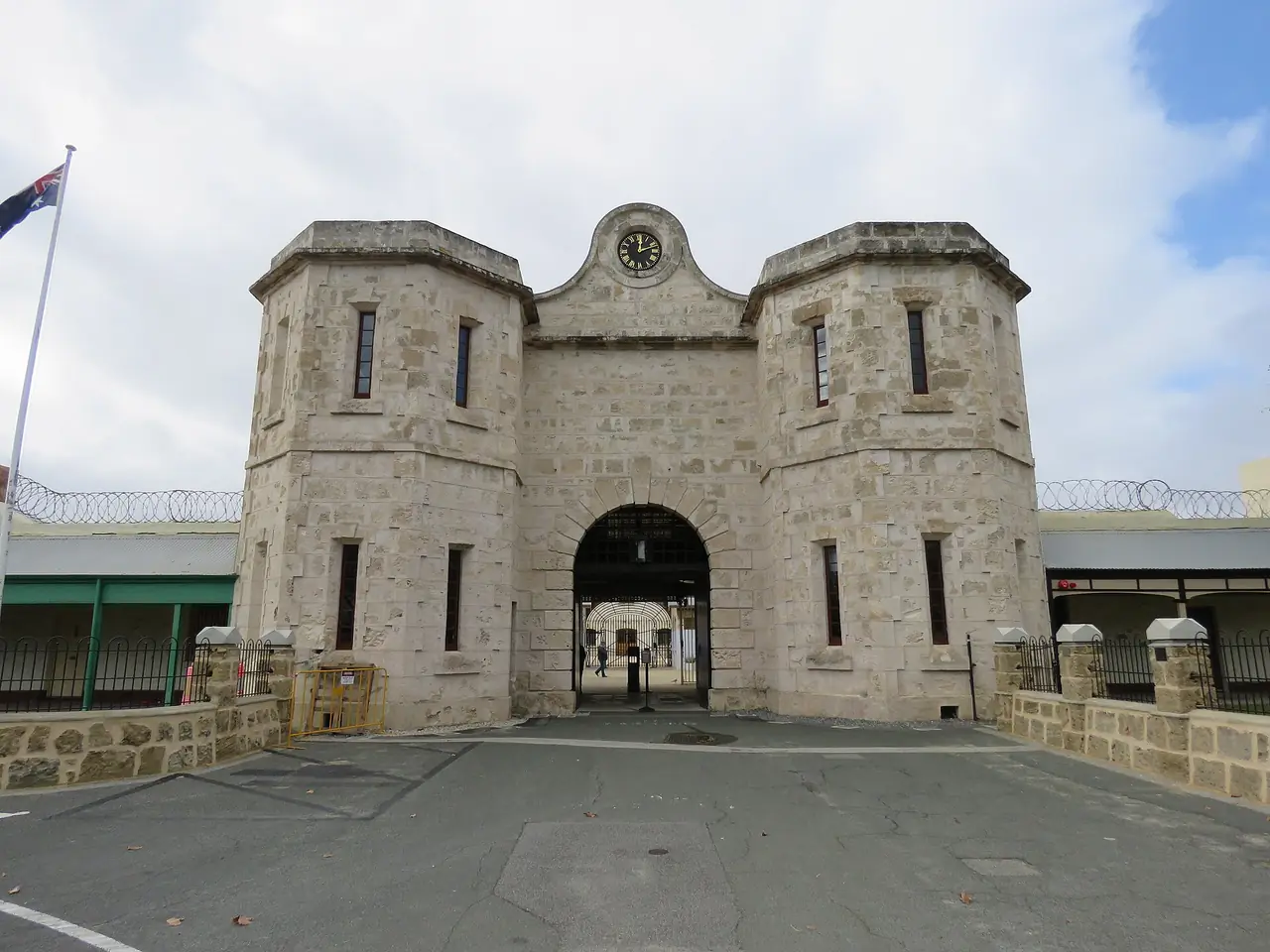 ประตู Gatehouse ของ Fremantle Prison ภาพจาก Wikimedia Commons ผู้ถ่าย Calistemon สัญญา CC BY-SA 4.0 ถ่ายกรกฎาคม 2023
