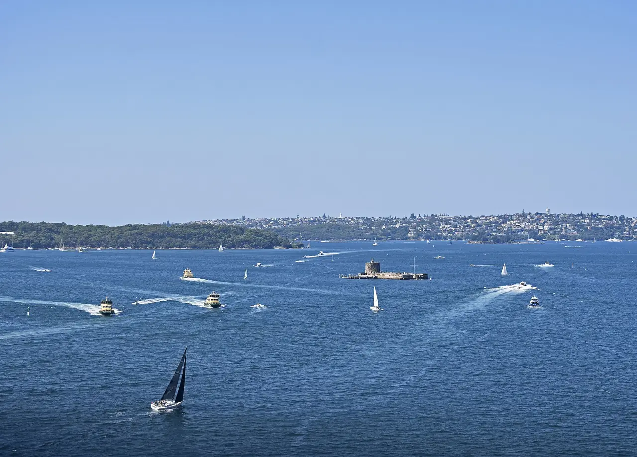 ท่าเรือซิดนีย์และป้อม Fort Denison มองจากสะพานใต้จุดชมวิวบนเสา ภาพจาก Wikimedia Commons ผู้ถ่าย Ymblanter สัญญา CC BY-SA 4.0