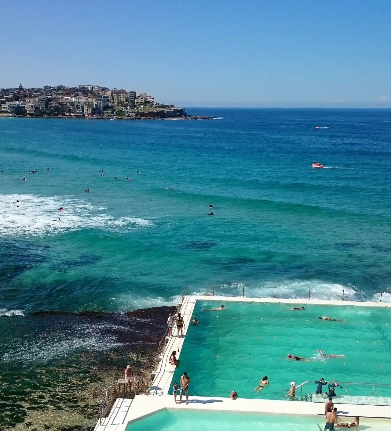 สระน้ำทะเล Bondi Icebergs และแหลม Ben Buckler ที่ชายหาดบอนได ภาพจาก Wikimedia Commons ผู้ถ่าย Sgroey สัญญา CC BY 4.0