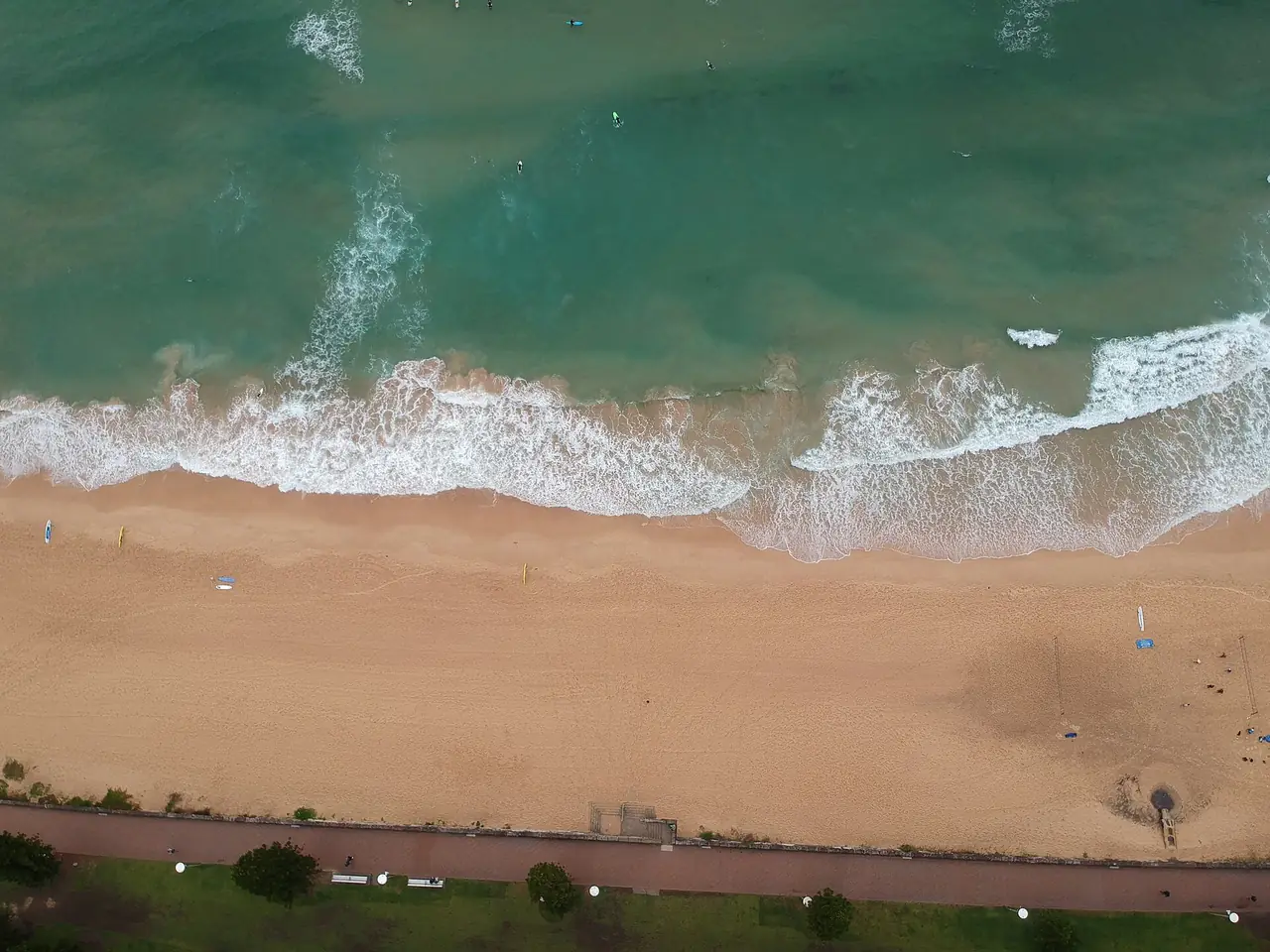 ชายหาด Manly ในซิดนีย์ มองจากมุมสูง ภาพจาก Wikimedia Commons ผู้ถ่าย Maksym Kozlenko สัญญา CC BY-SA 4.0 ถ่ายปี 2020